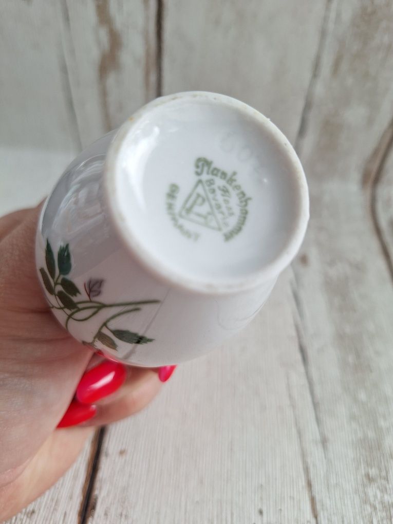 Mały, uroczy wazonik porcelana Plankenhammer, zdobiona czerwoną różą,