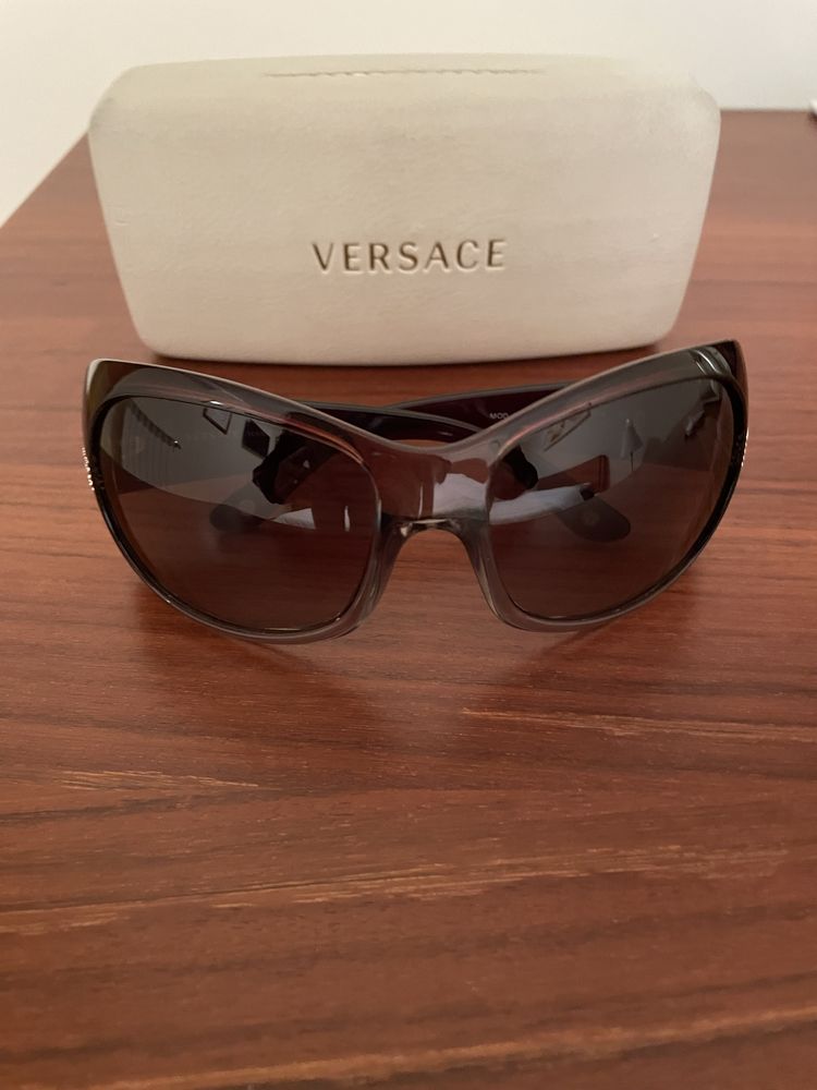 Oculos de sol castanhos, marca Versace, estão praticamente novos.