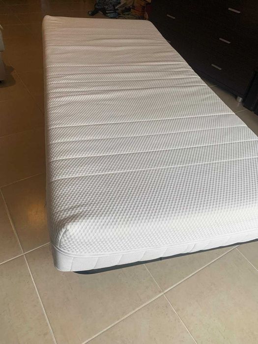 Cama de solteiro com colchão