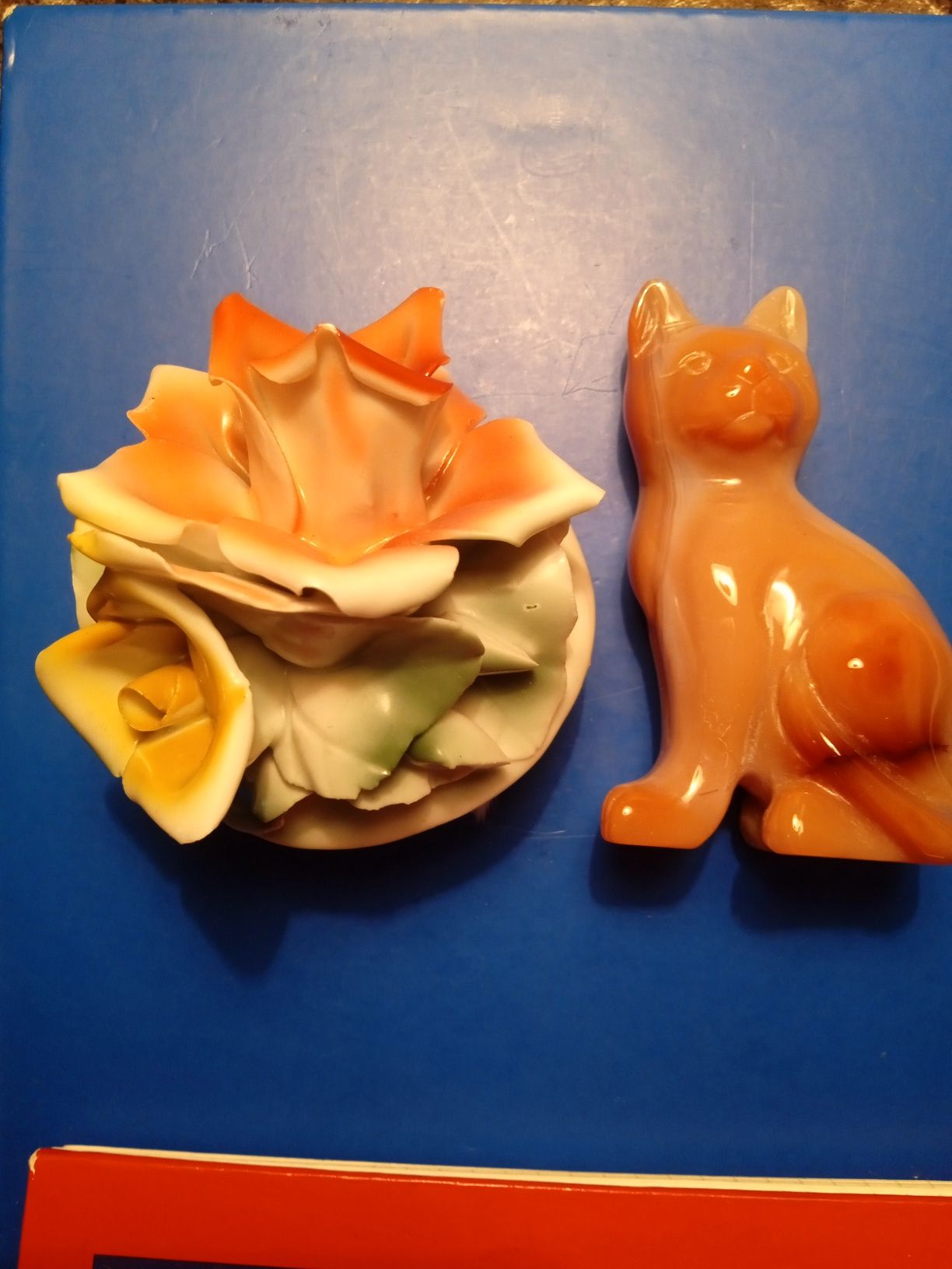 Фарфоровая роза и агатовая кошка.