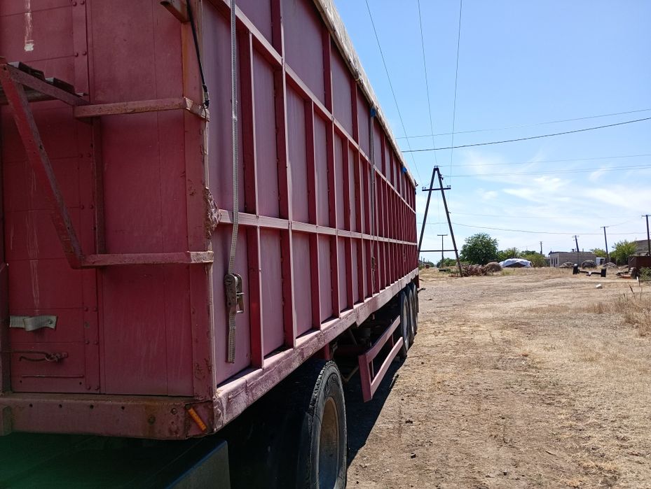 Напівпричіп зерновоз в доброму стані.