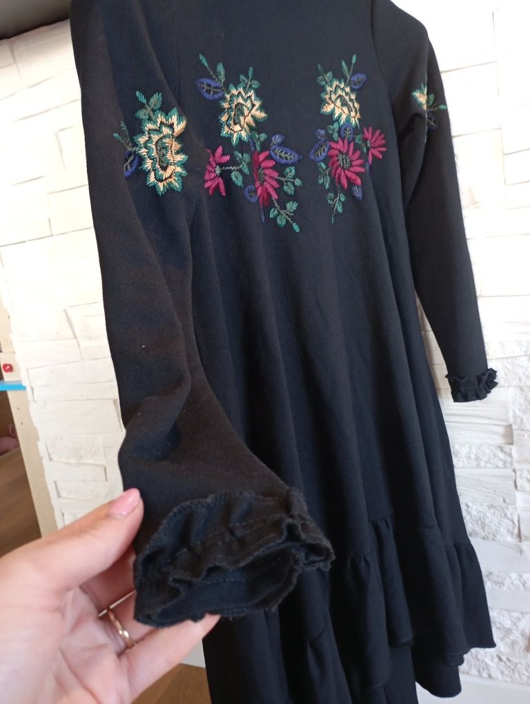 Czarna sukienka jesienna wiosenna haftowana kwiaty 36