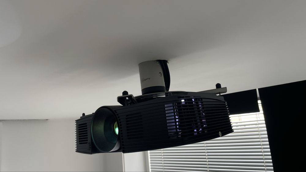 Kit cinema em casa , projector e tela