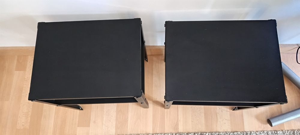 2 mesas cabeceira ou apoio