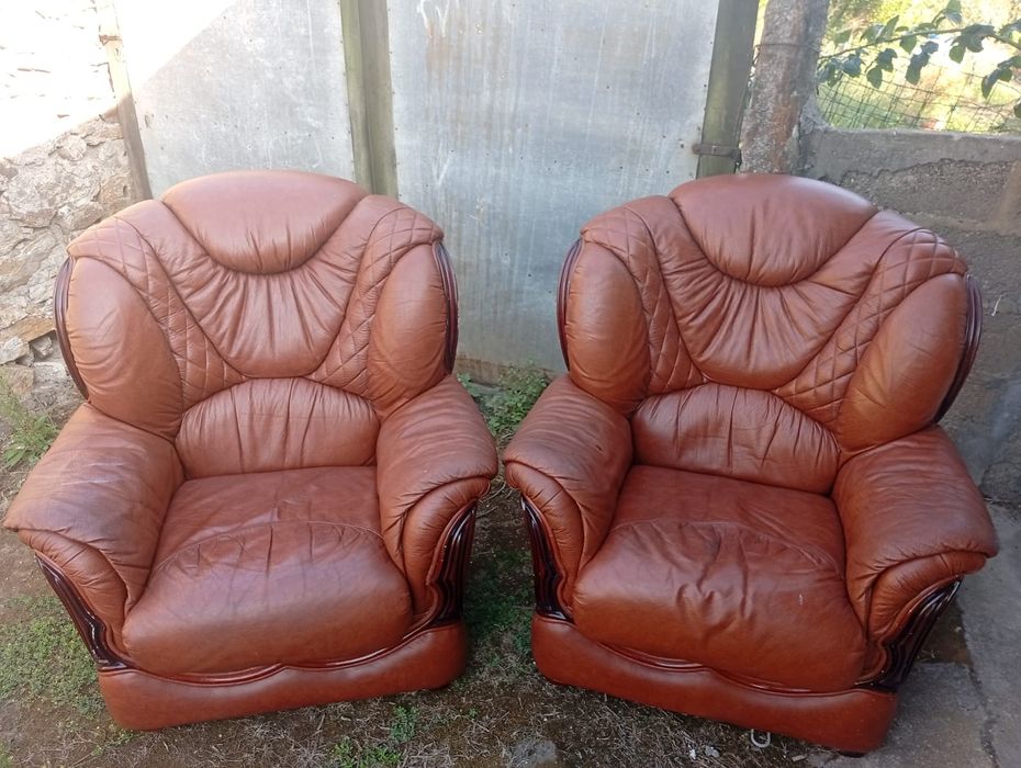 2 sofás em couro