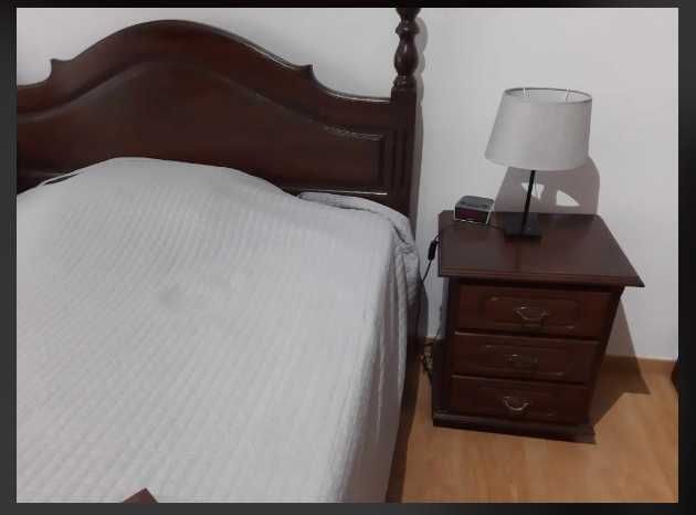 Cama de madeira com estrado e mesa de cabeceira