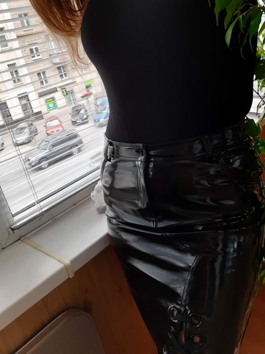 Лакова спідниця з високою посадкою