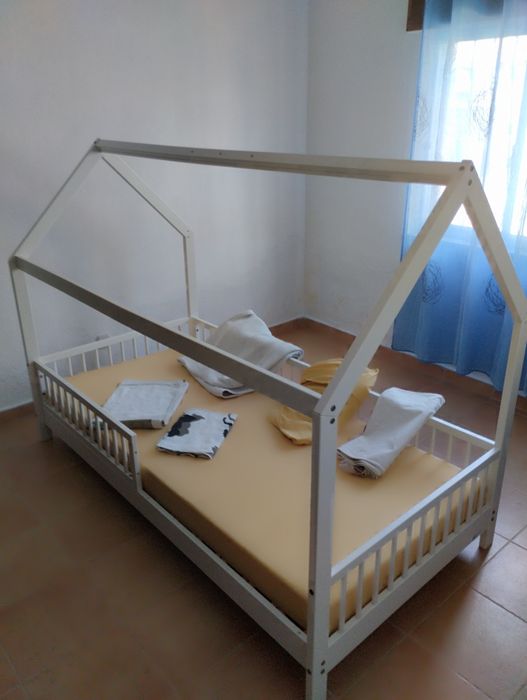 Cama de criança com assessórios