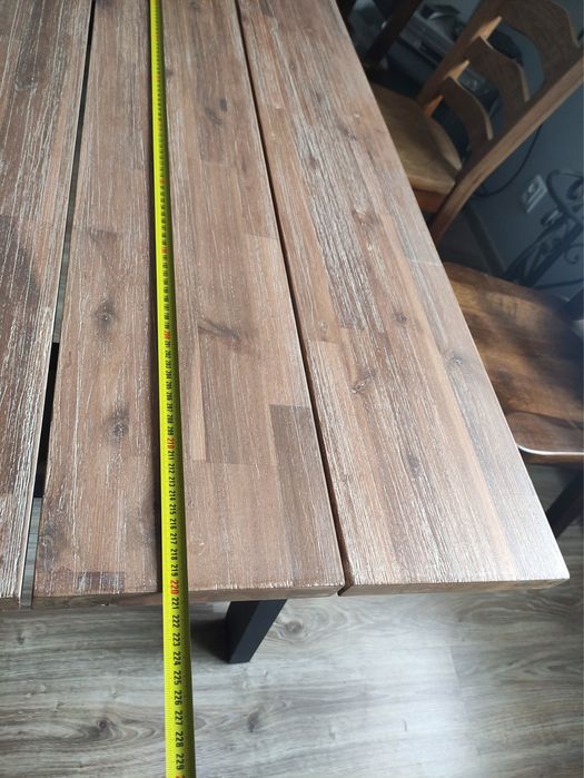 Solidny stół drewniany na metalowych nogach