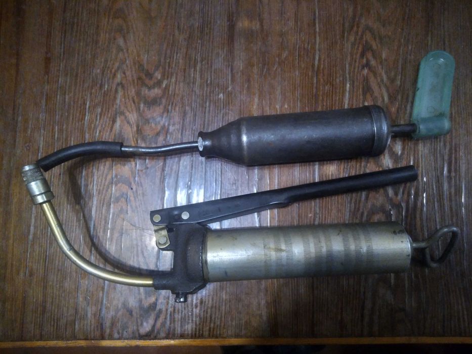 Шприци для смазки.