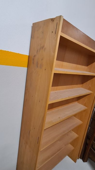 Estante de madeira