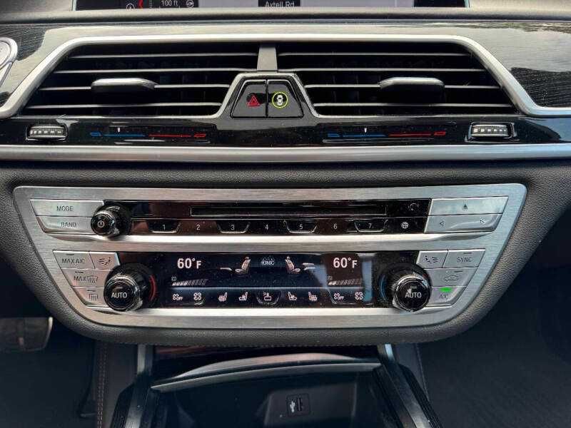 BMW 740i 2019 року