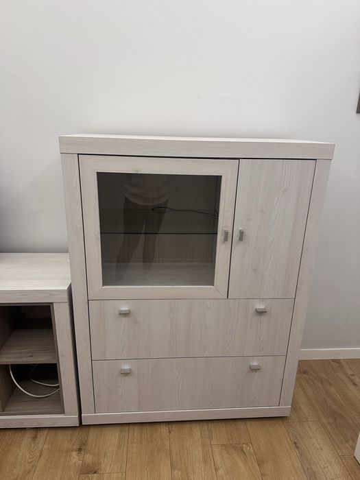 Witrynka z przeszkledniem z LED z litego jasnego drewna