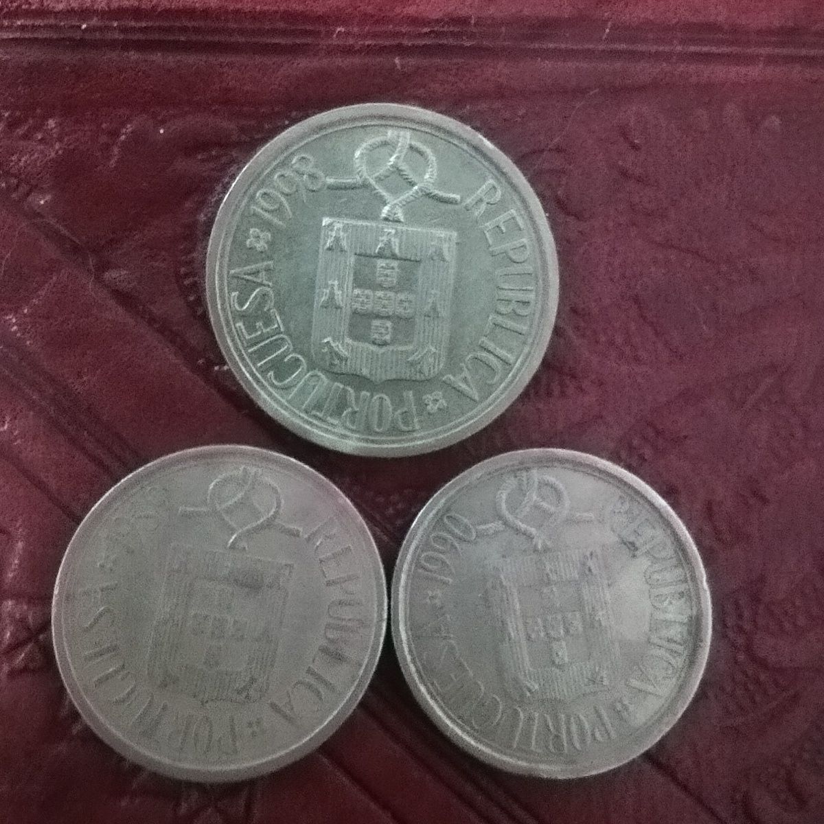 Moedas escudo 1980. Ver descrição