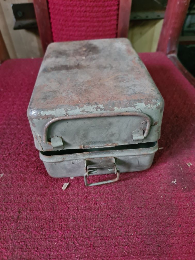 Stary zabytkowy wojskowy pojemnik apteczka skrzynka walizka