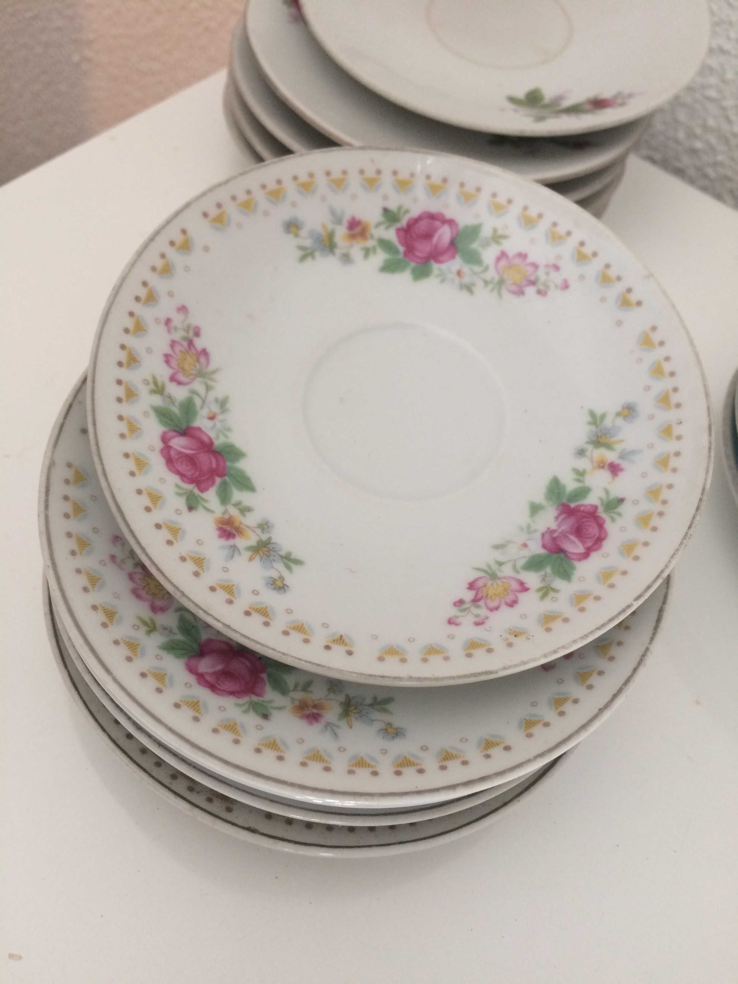 Diversos pires e louça decorativa