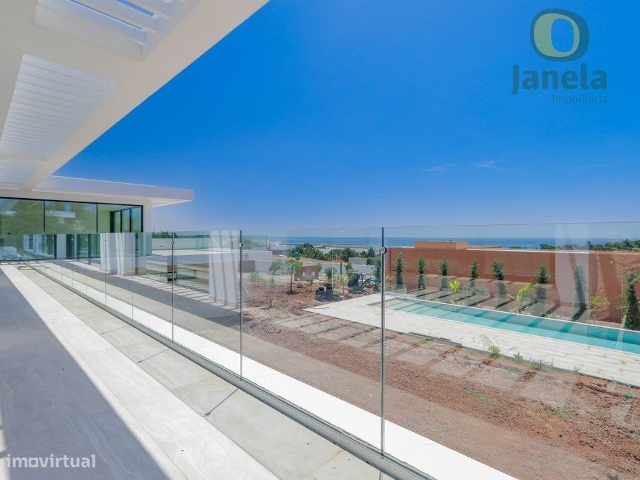 Moradia contemporânea com Vista Mar, V4 em Lagos, situada em Palmar...