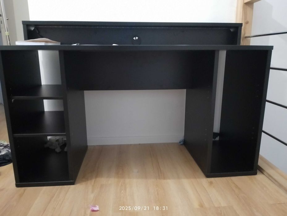 Biurko Forte model TZRB225B3 Zupełnie nowe.