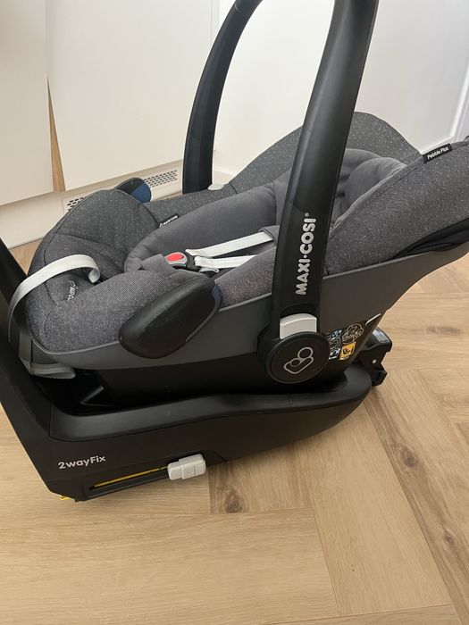 Fotelik Maxi Cosi Pebble Plus + baza + folia przeciwdeszczowa
