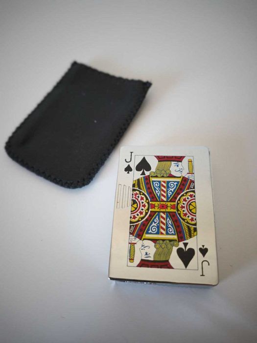 Isqueiro com carta de jogo "Valete de Espadas"