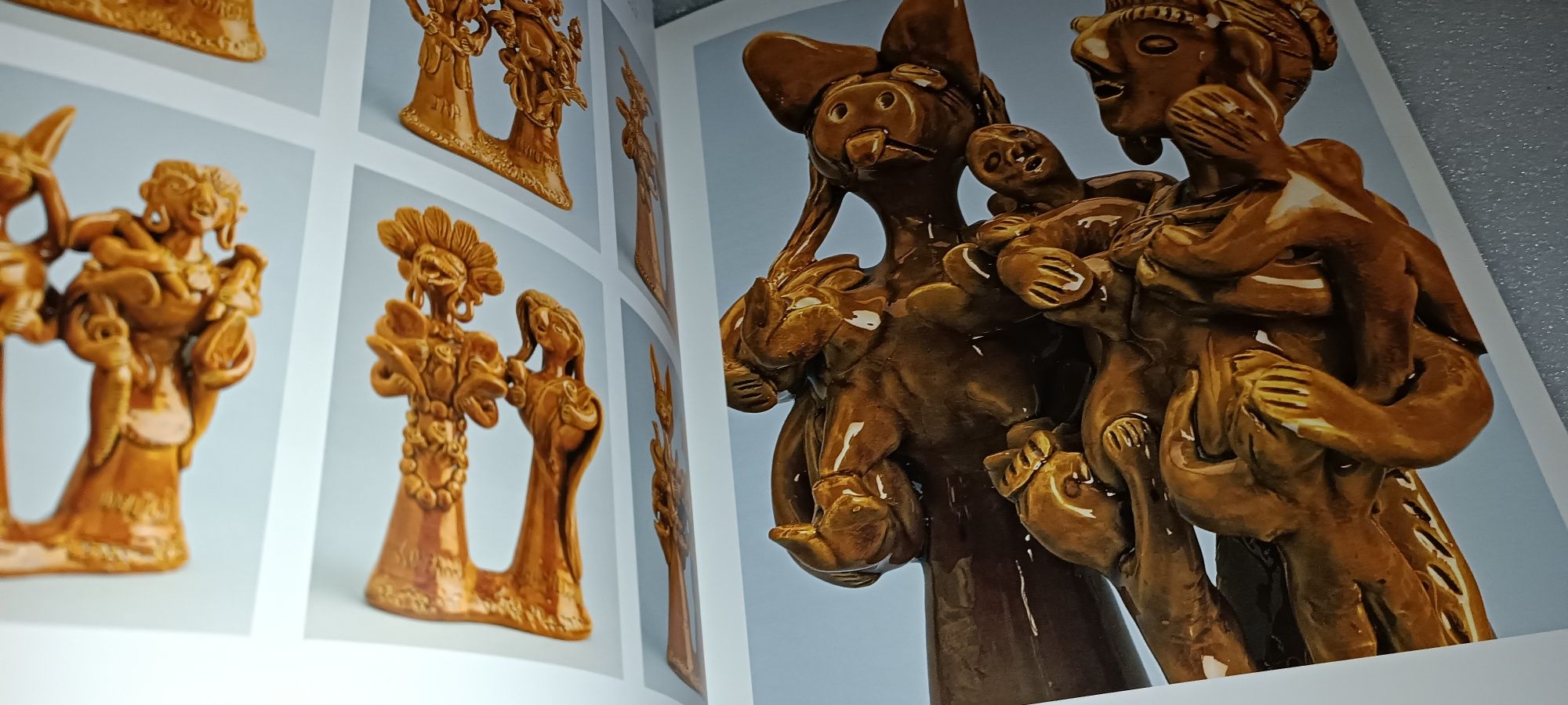 Livro Figurado português. De santos e diabos está o mundo cheio