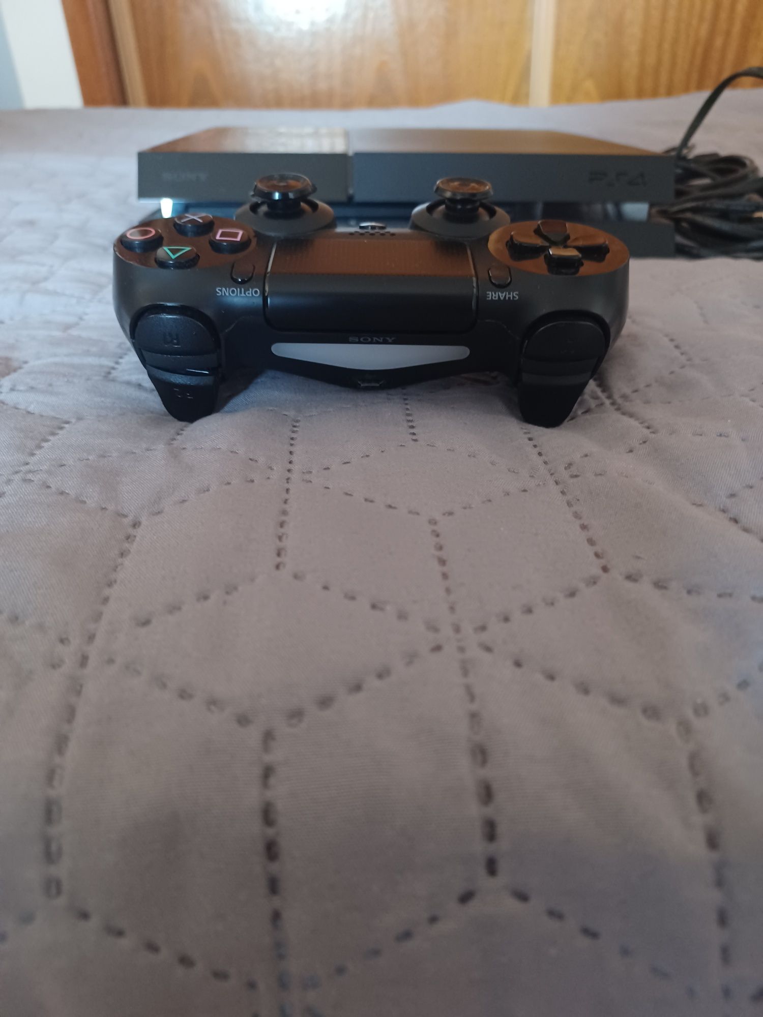 PlayStation 4 500GB + Comando + Jogo Far Cry 4 + Cabos