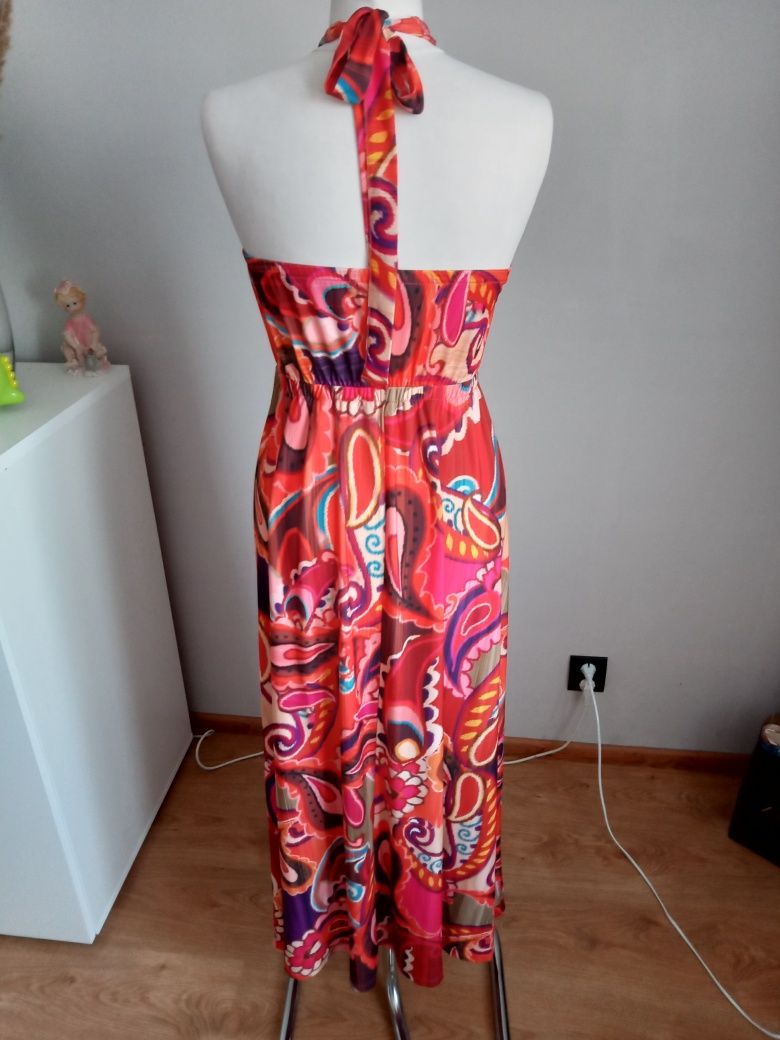 Sukienka z lejącego materiału maxi wiązana na szyi