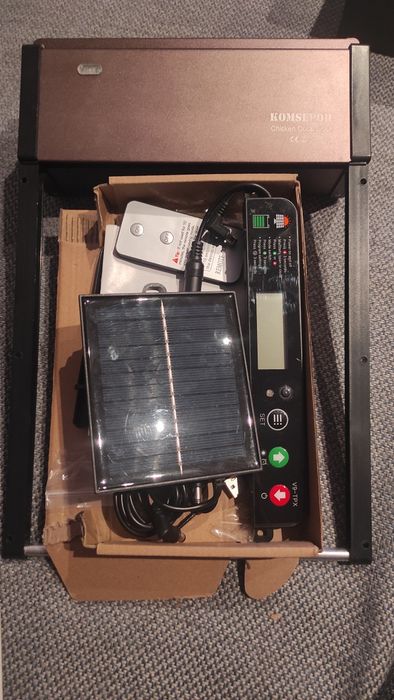 Drzwiczki solarne dla kur