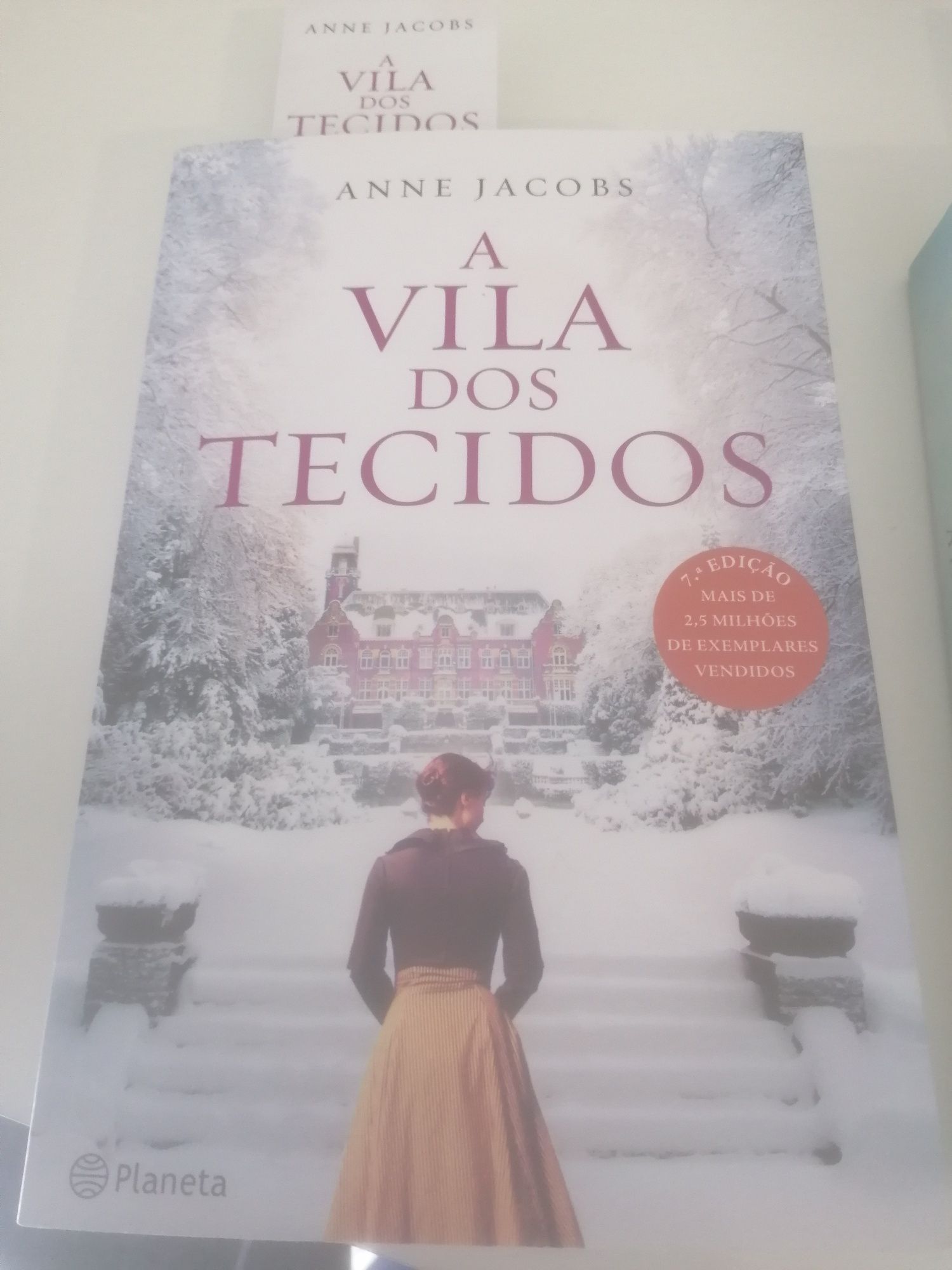 2 livros : A Vila dos Tecidos e As Filhas da Vila do