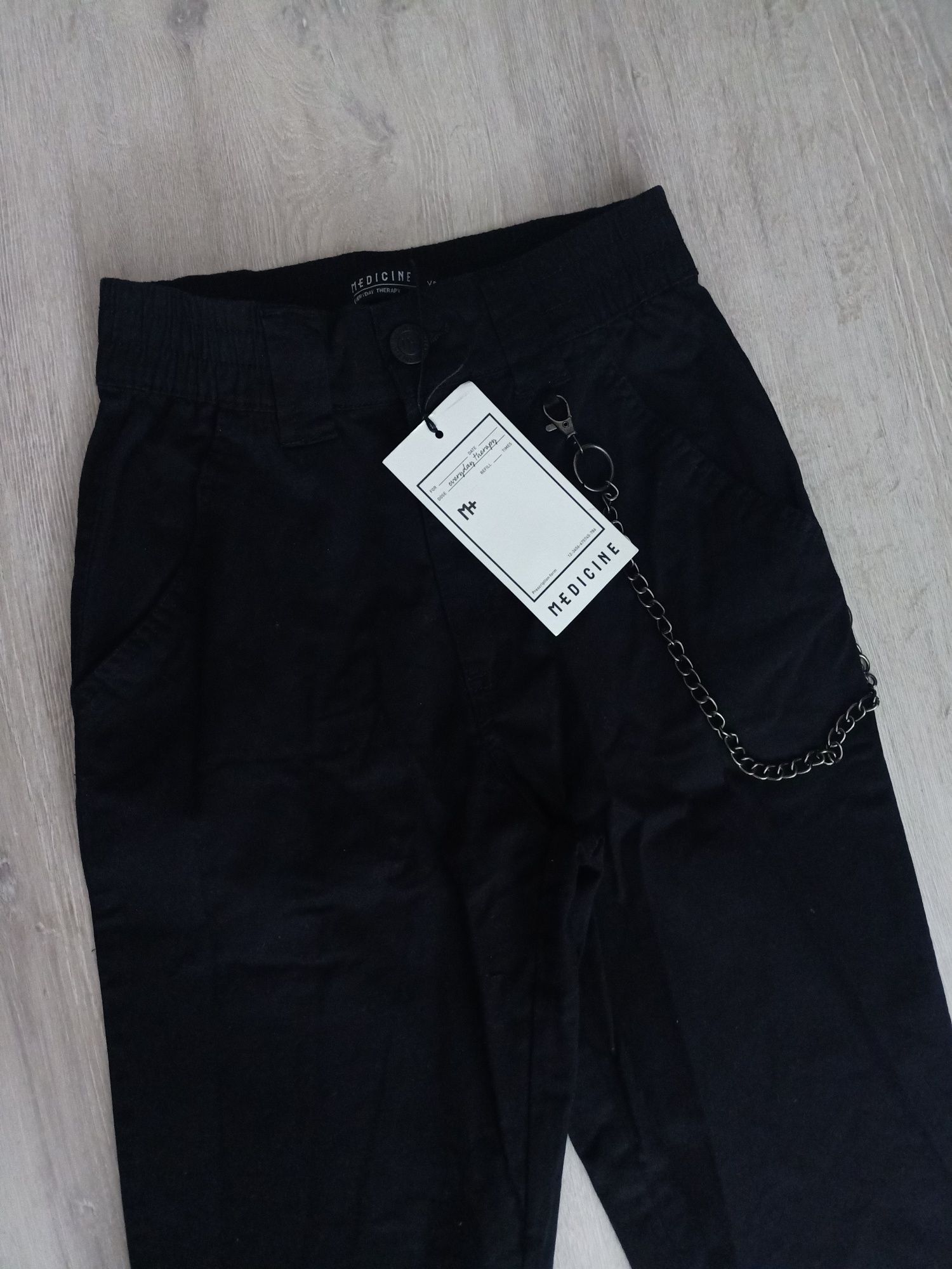 Czarne spodnie z łańcuszkiem jogger Medicine XS