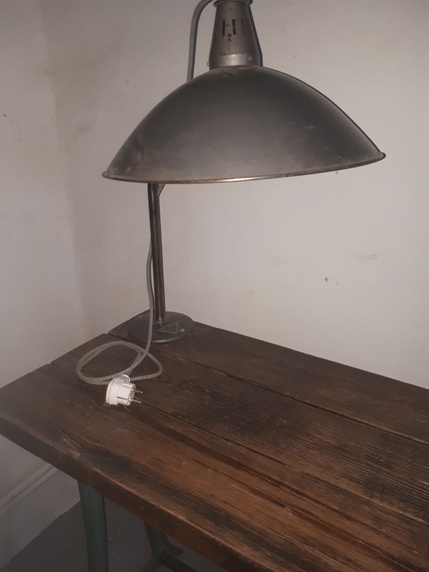 80cioletni stol warsztatowy z lampa vintage,loft