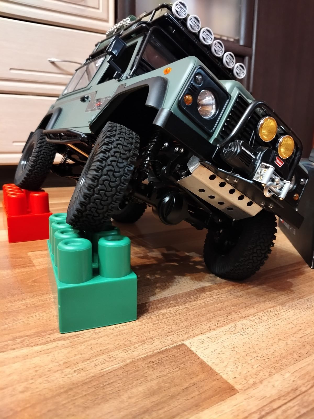 Трофи модель на радиоуправлении Land Rover 1/10 RC Traxxas Axial Rc4wd