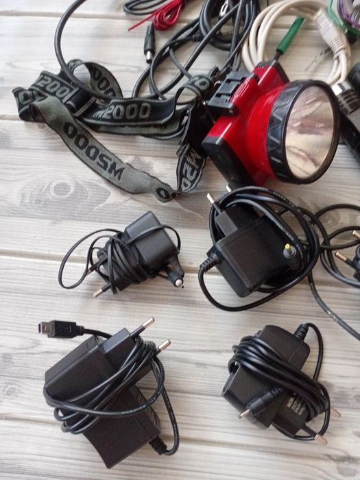 На запчасти .шнуры ,телефоны,фонарики.