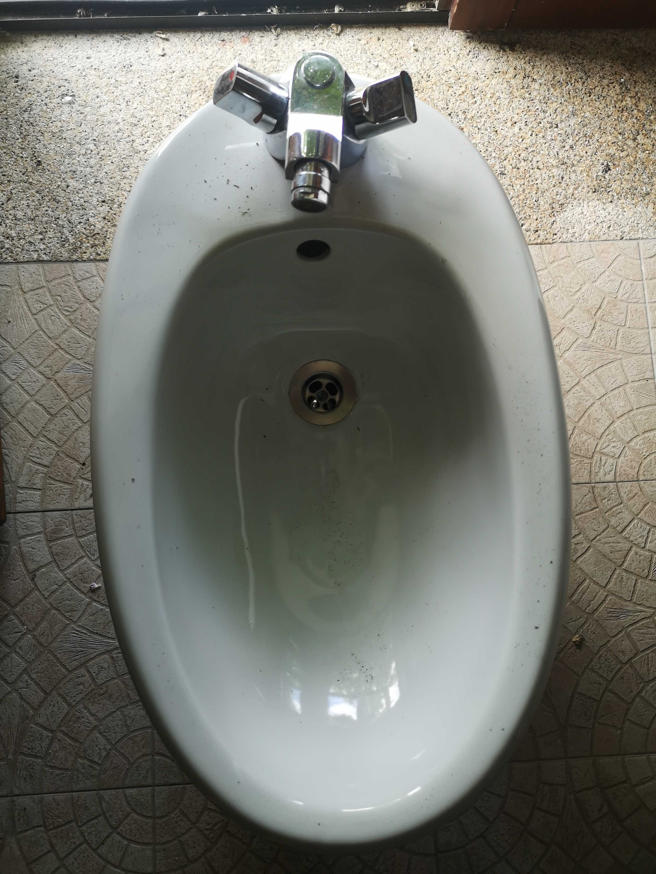 Bidé com Torneira incluída
