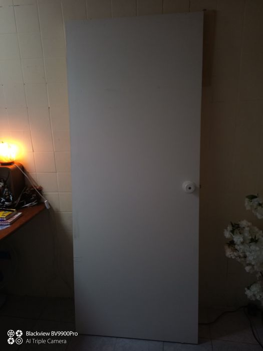 Duas portas interiores com puxadores sem chave