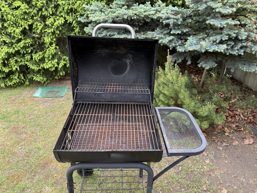 Grill węglowy z 2 rusztami.