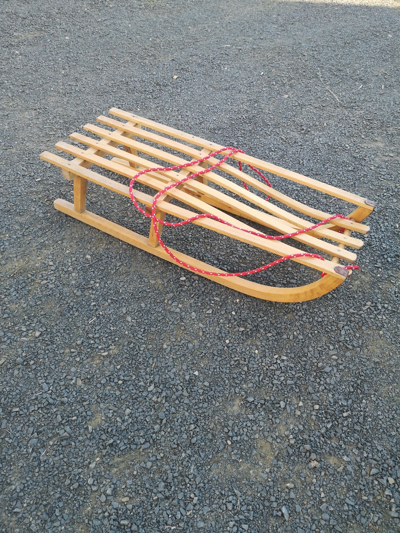 Sanki drewniane dla dziecka ze sznurkiem do ciągnięcia