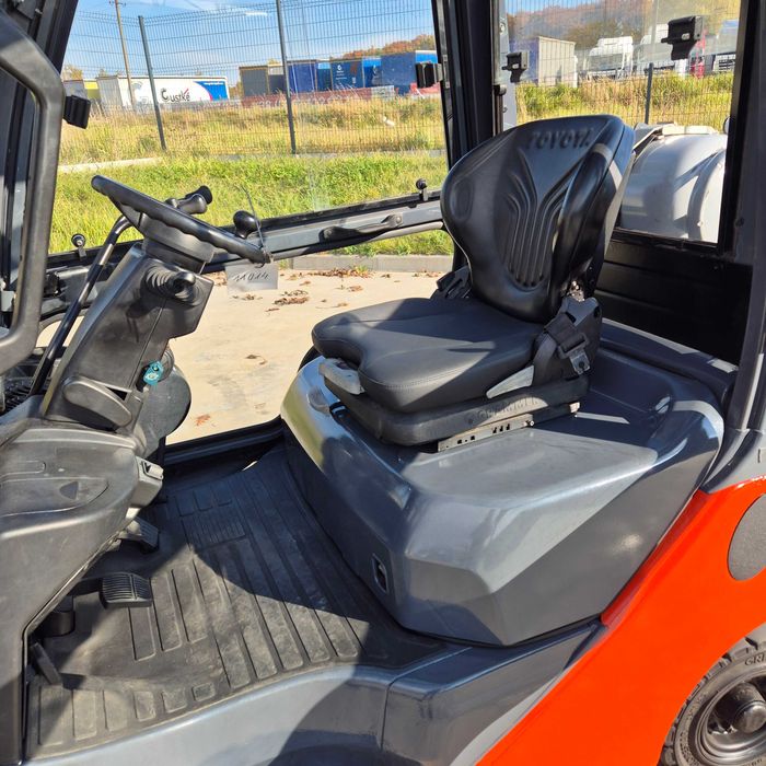 TOYOTA 1,5 тон Кабіна