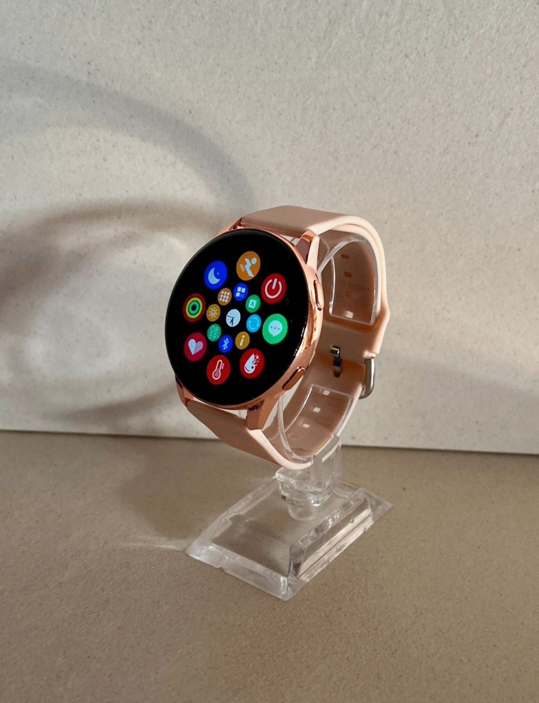 Złoty smartwatch okrągły