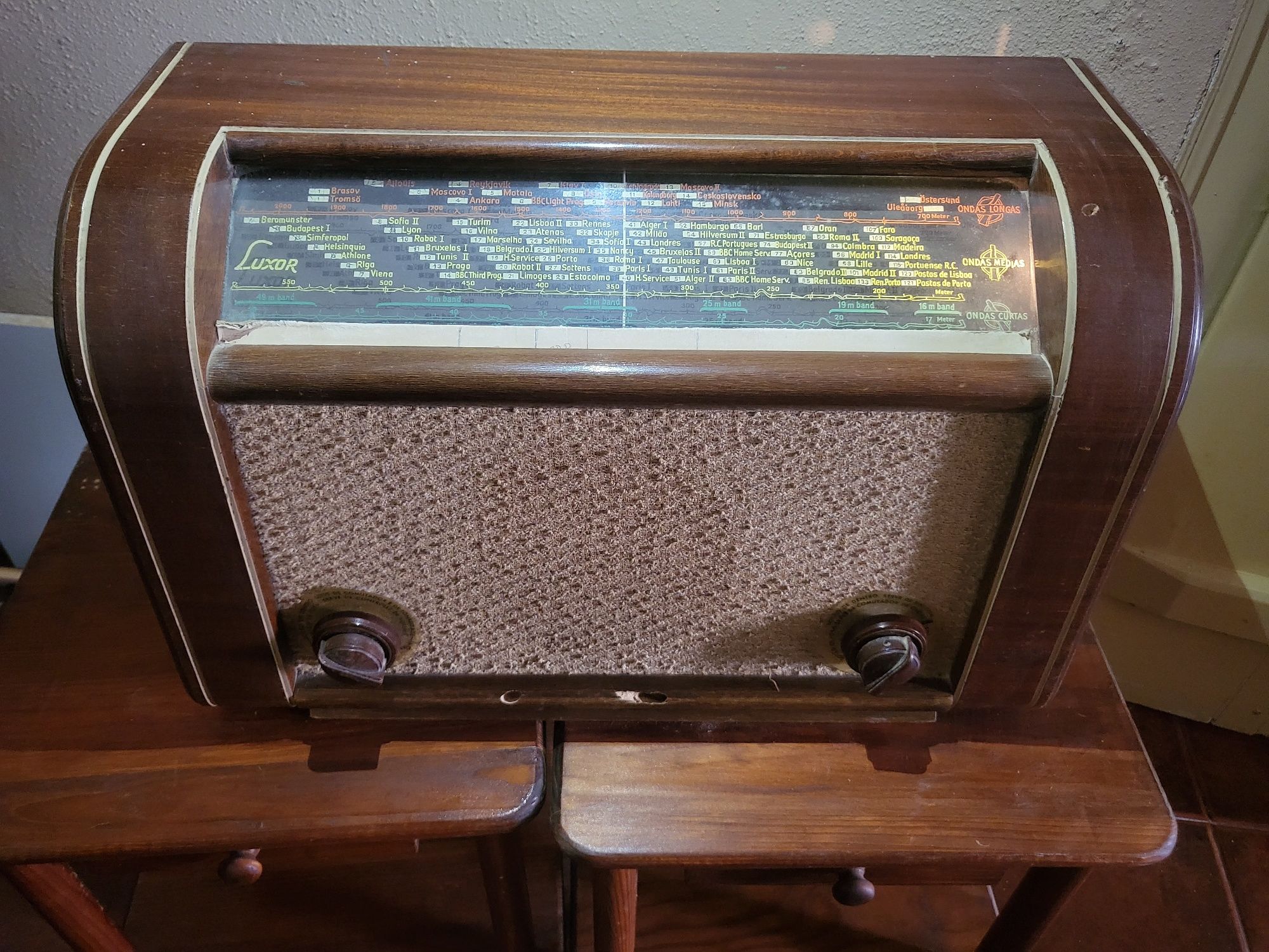 Radio a válvulas marca Luxor