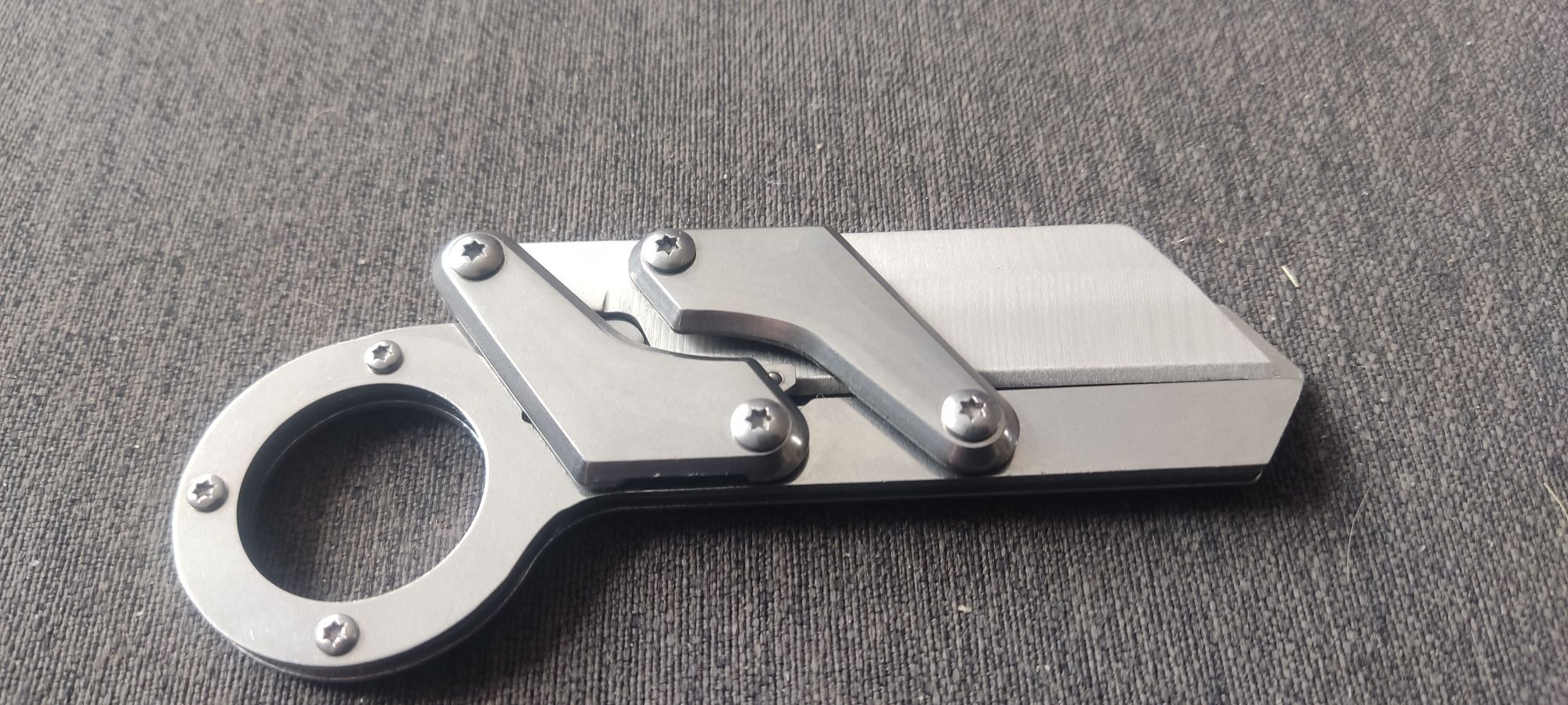 Nóż taktyczny mechaniczny chowany TANTO EDC R8