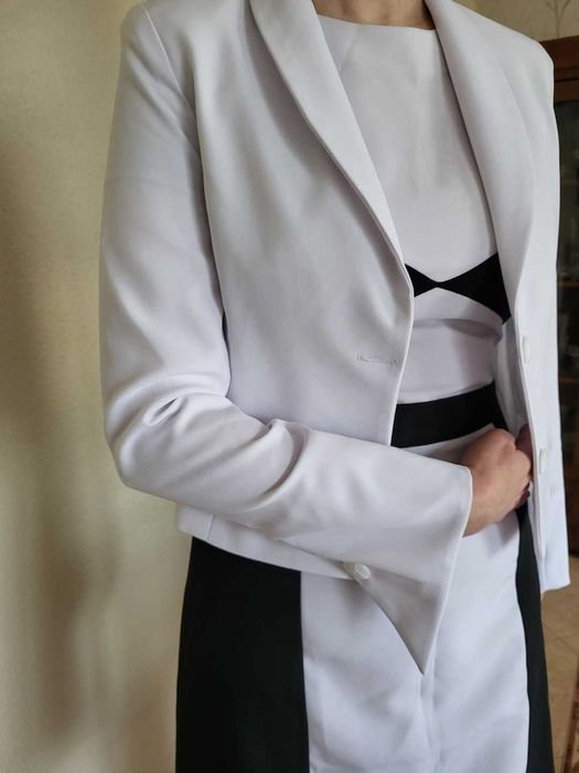 Biała elegancka marynarka rozm 36