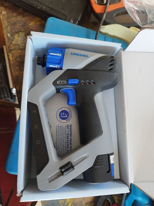 Wkrętarka dremel z poziomnica laserowa i wykrywacz