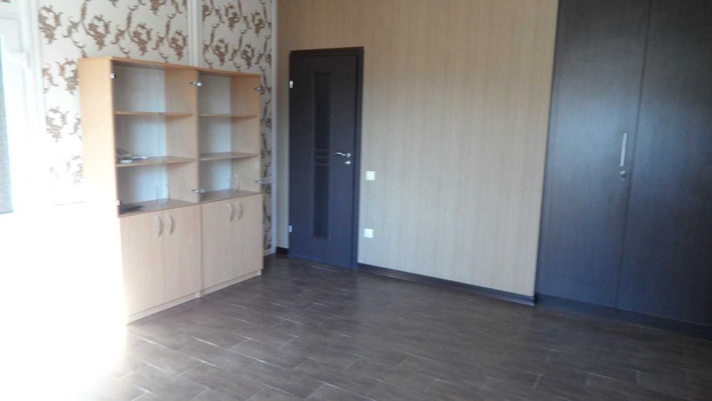 Офис на 2 этаже. Бизнес Центр. Французский б-р / пер Азарова