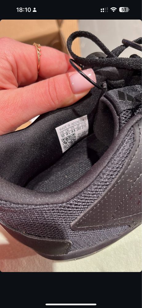 Продам Кроссовки для зала adidas новые