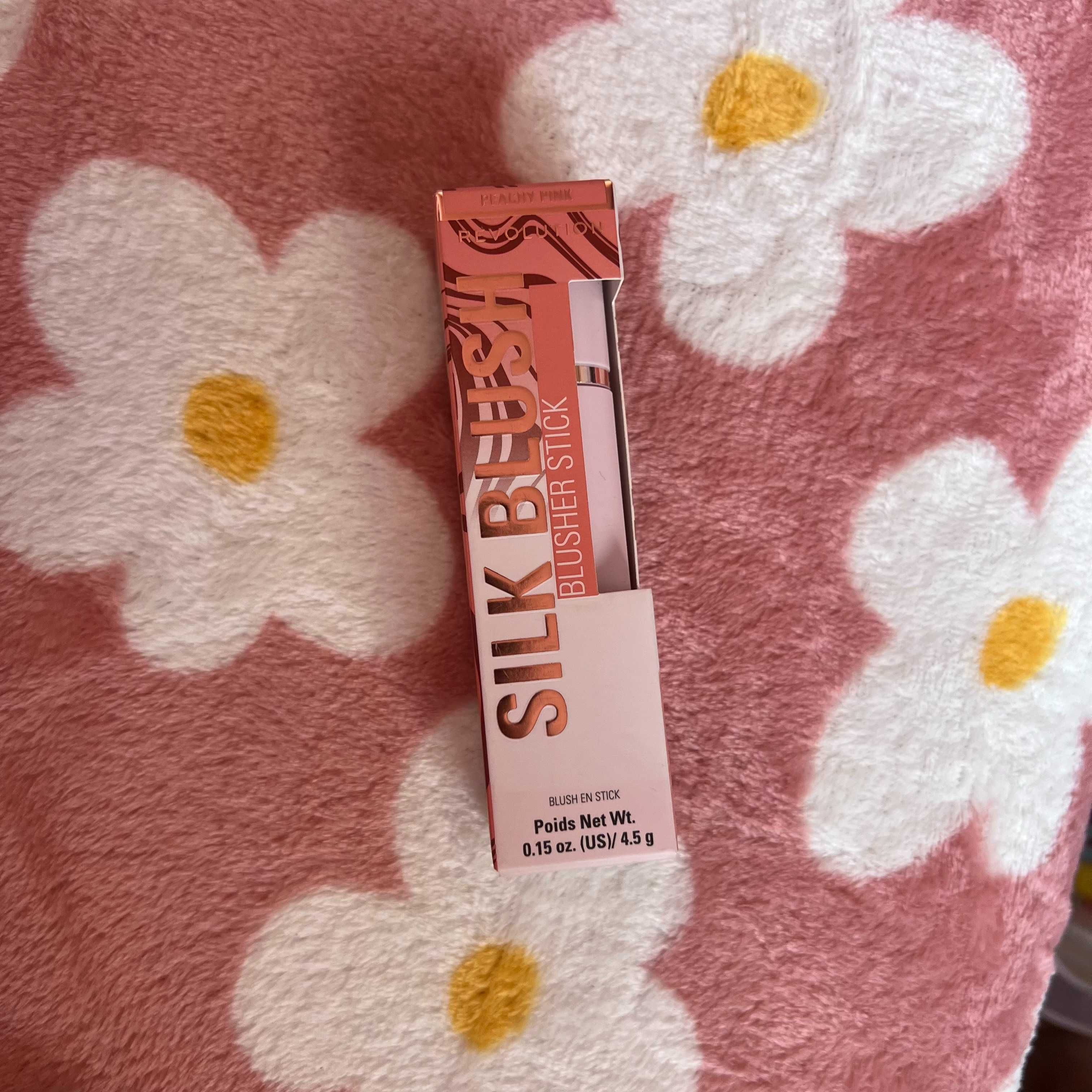 Makeup Revolution Silk Blush Róż w Sztyfcie peachy pink