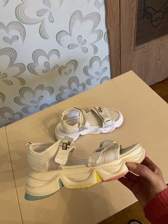 Босоніжки сандалії сандали на платформе