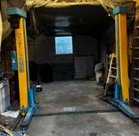 Podnośnik dwukolumnowy warsztatowy Romeico H222. 2500 kg 2,5 T Faktura