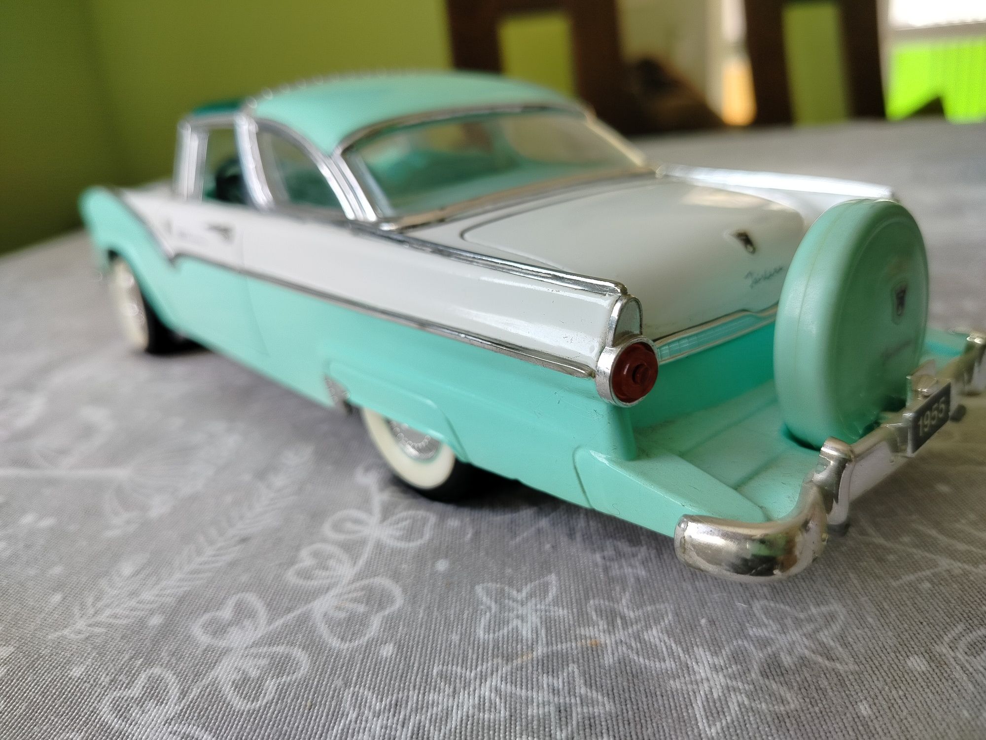 Model starego  auta 1:18