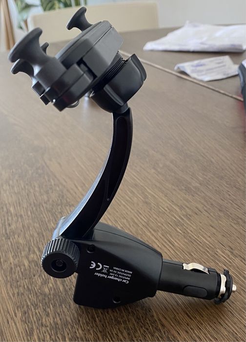 Suporte para telemóvel com ligação ao isqueiro e USB’s  (nunca usado)